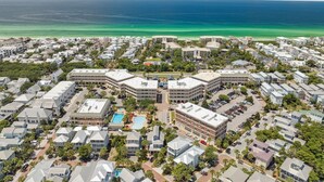 Zona residencial frente al mar, con varios edificios y una piscina.
