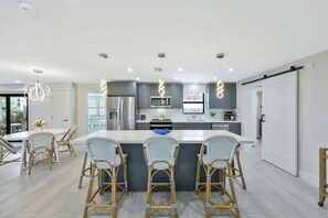 Fridge, microwave, oven, stovetop - New salt pool & 7 hole mini golf on canal -Vanderbilt on the Water (Naples)