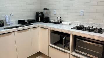 Apartamento conforto | Cozinha americana privada | Torradeira, talheres/pratos/utensílios de cozinha, mesas de jantar