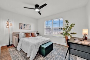 4 室のベッドルーム、デスク、アイロン / アイロン台、旅行用ベビーベッド