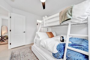 4 Schlafzimmer, Schreibtisch, Bügeleisen/Bügelbrett, Reisekinderbett