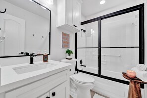 Douche, sĂšche-cheveux, serviettes fournies, savon