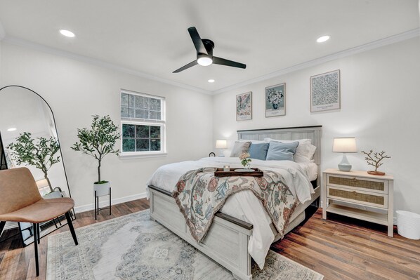 4 室のベッドルーム、デスク、アイロン / アイロン台、旅行用ベビーベッド