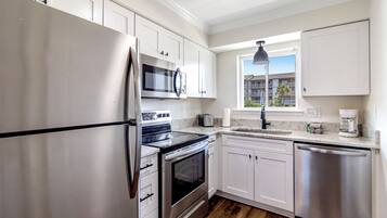 Mikrowelle, Ofen, Herdplatte, Geschirrspüler