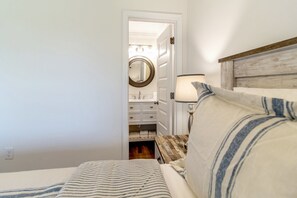 2 soverom, skrivebord, strykejern/-brett og wi-fi (inkludert)