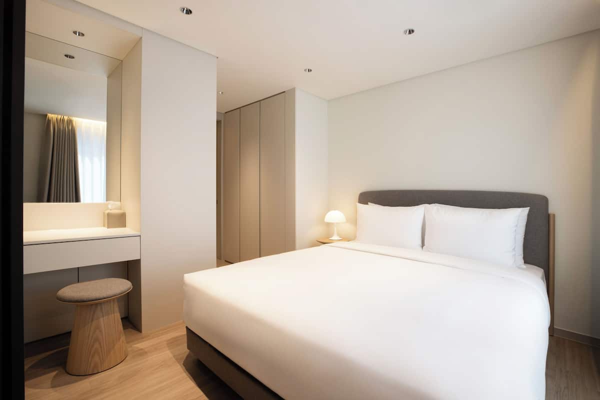 Laptop workspace, soundproofing, WiFi (free), bed sheets