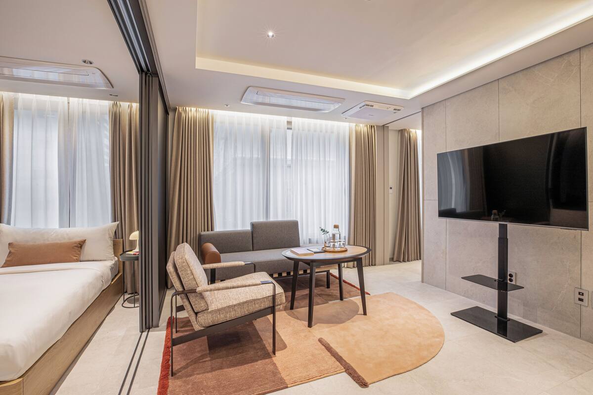 Family Studio Suite | Laptop workspace, soundproofing, WiFi (free), bed sheets