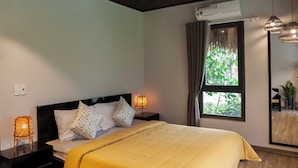 Une chambre moderne avec un grand lit, un plancher en bois et un plafond orné de motifs linéaires.