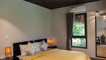 Een minibar met enkele gratis items, verduisterende gordijnen