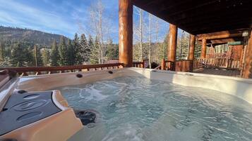 Tina de hidromasaje al aire libre