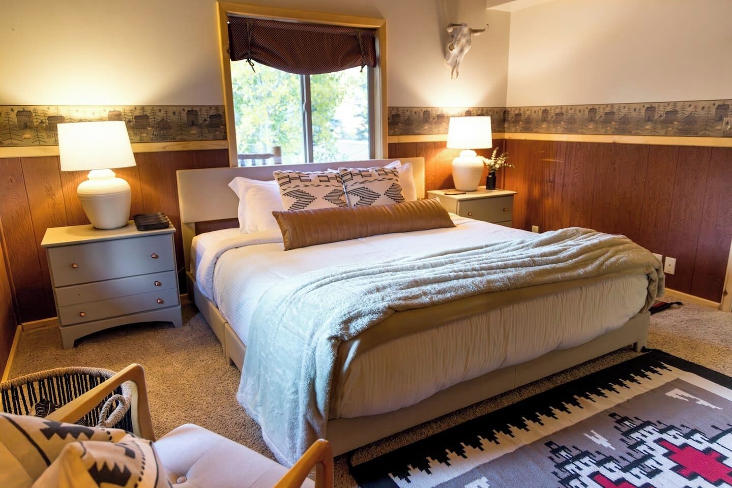 3 habitaciones, tabla de planchar con plancha y cuna de viaje 