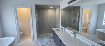 Brand New Stylish Family Oasis Near Beach