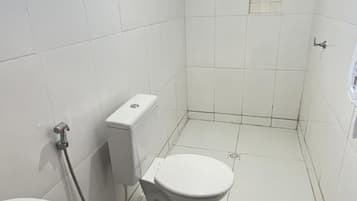 Habitación con 2 camas individuales | Baño | Ducha, toallas, jabón y papel higiénico