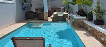 Casa amplia con aire acondicionado, piscina,billar y a 15 minutos del aeropuerto