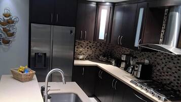 Refrigerador, microondas, horno y parrilla de estufa