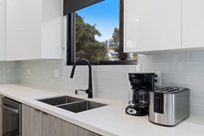 Fridge, microwave, oven, stovetop - Stylish Modern Home, Private Rooftop & City Views! (Los Angeles)