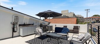 Stylish Modern Home, Private Rooftop & City Views!