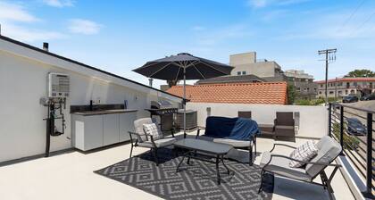 Stylish Modern Home, Private Rooftop & City Views!