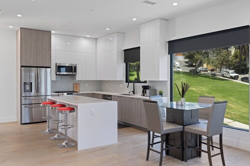 Stylish Modern Home, Private Rooftop & City Views!