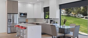 Stylish Modern Home, Private Rooftop & City Views!