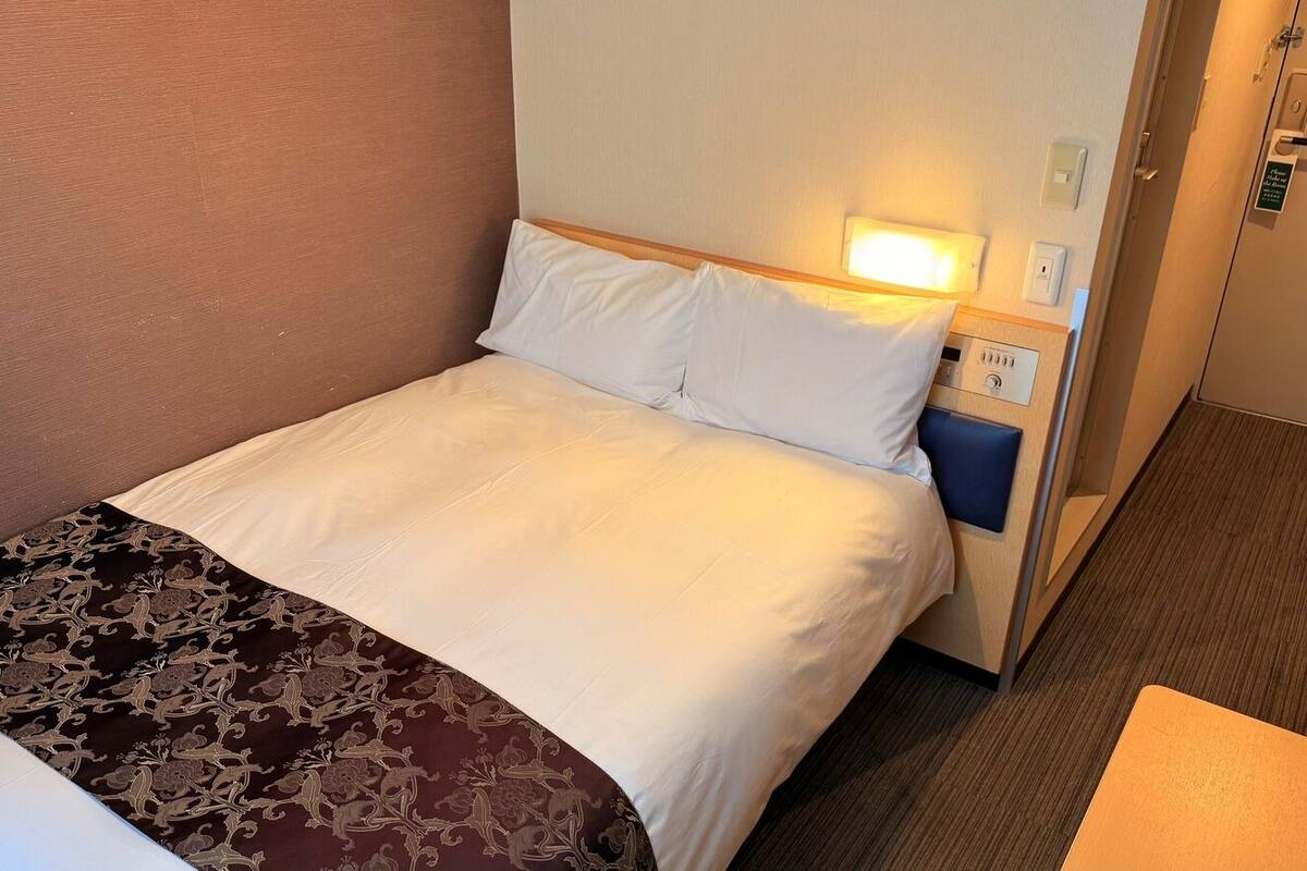 Down comforters, desk, laptop workspace, WiFi (free)