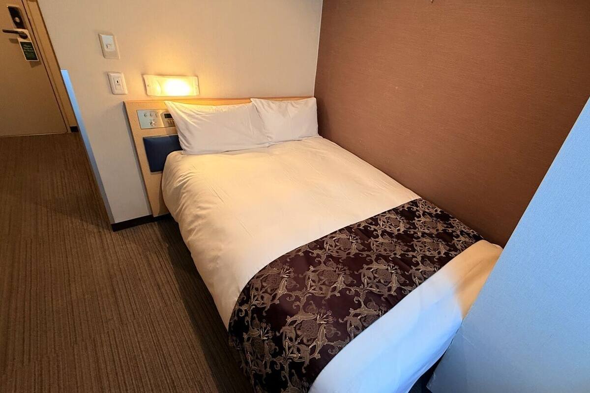 Down comforters, desk, laptop workspace, WiFi (free)