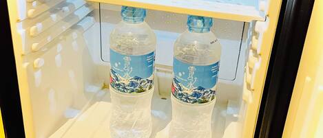 Un refrigerador con dos botellas de agua.