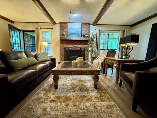 The Foster Branch House- Charming 3-BR house in Van Buren, near I-40 & Ft. Smith