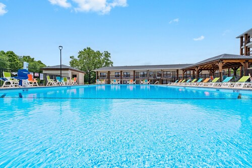 Creekside 2BR Retreat | Indoor/Outdoor Pool, Gym & Free Show Tickets