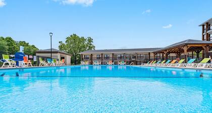 Creekside 2BR Retreat | Indoor/Outdoor Pool, Gym & Free Show Tickets