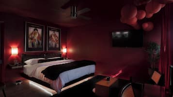 Skrivebord, strykejern/-brett, reiseseng for barn og wi-fi (inkludert)