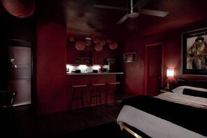 مكتب ومكواة/لوح كي وسرير سفر وواي فاي مجانًا