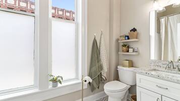 Een haardroger, handdoeken, zeep, toiletpapier