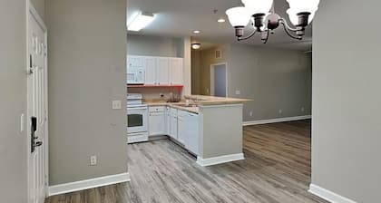 2-bedroom condo in phenomenal Kissimmee with WiFi, fitness room, AC