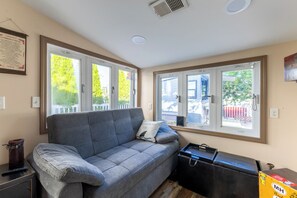 Smart TV, books, stereo, computer monitors - Minutes to Ocean! 3-bedroom waterfront Boho Beach Bungalow with AC,WIFI,Bar Shed (Stafford Township)