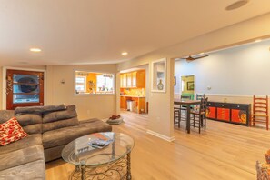 Smart TV, books, stereo, computer monitors - Minutes to Ocean! 3-bedroom waterfront Boho Beach Bungalow with AC,WIFI,Bar Shed (Stafford Township)