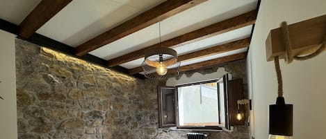 2 habitaciones, tabla de planchar con plancha, cuna de viaje y wifi