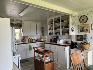 Fridge, microwave, oven, stovetop - Sea You Soon Cottage, Port Angeles, WA (Port Angeles)