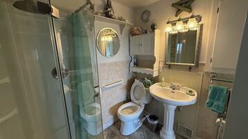 Dusche, Haartrockner, Handtücher, Seife