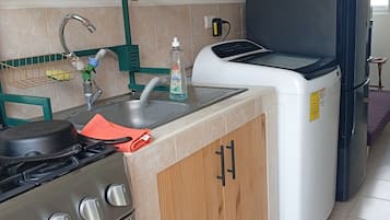 Refrigerador, horno, placa de cocina, cafetera/tetera