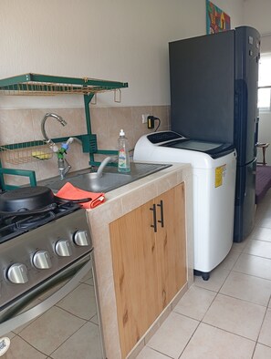 Geladeira, fogão, cooktop, cafeteira/chaleira