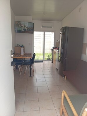 Fridge, oven, stovetop, coffee/tea maker - Charming 2-bedroom house with WiFi and AC in Ahuachapán (Ahuachapán)