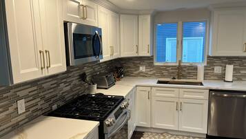 Microondas, horno, placa de cocina y lavavajillas