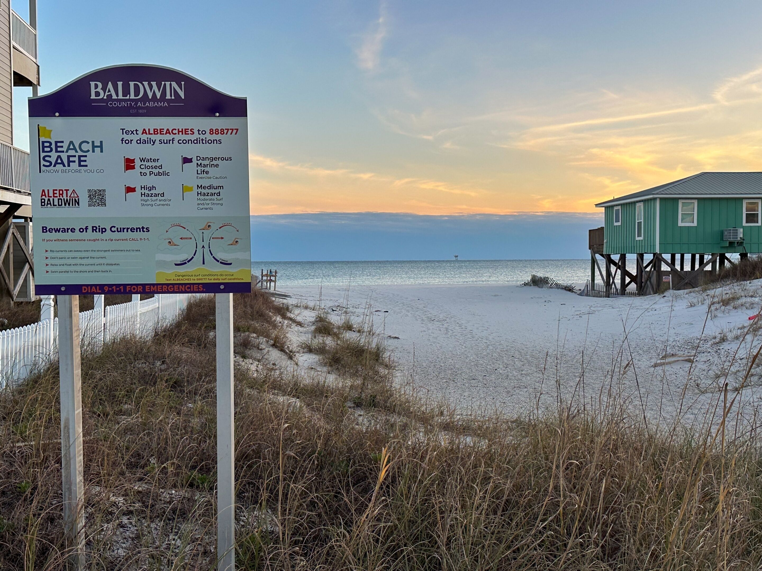 Señal de playa con el condado de Baldwin, Alabama, e información sobre seguridad en la playa.