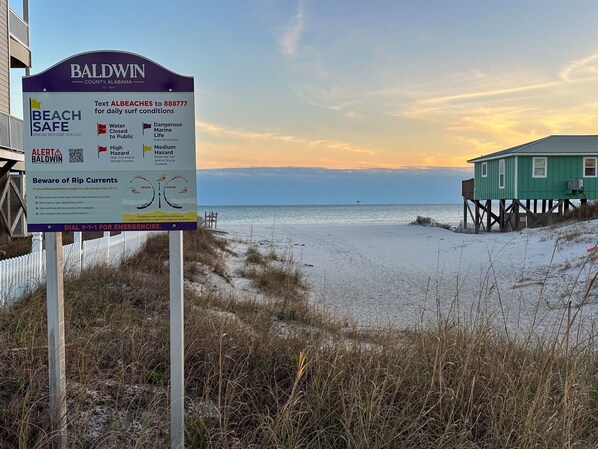 Un panneau d’information placé sur la plage, indiquant le comté de Baldwin, en Alabama, et fournissant des consignes de sécurité pour les baigneurs.