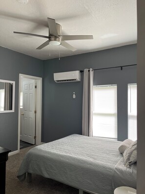 3 bedrooms, desk, WiFi, bed sheets - SoKno. mid-term rental cottage: walking distance to downtown Knoxville & UTK. (Knoxville)