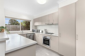 Fridge, microwave, oven, stovetop - Varee - Newly Renovated & Stylish (North Geelong)