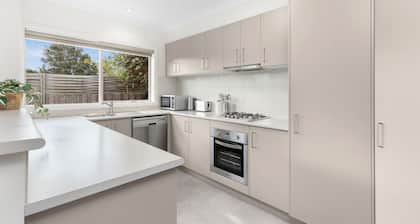 Varee - Newly Renovated & Stylish