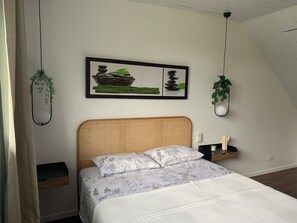 Comfort appartement, uitzicht op zwembad | Een kluis op de kamer, verduisterende gordijnen