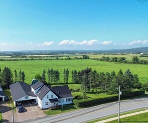 Exterior - Spacious country oasis. 5-bedroom home on gorgeous grounds with hot tub and pool (Truro)